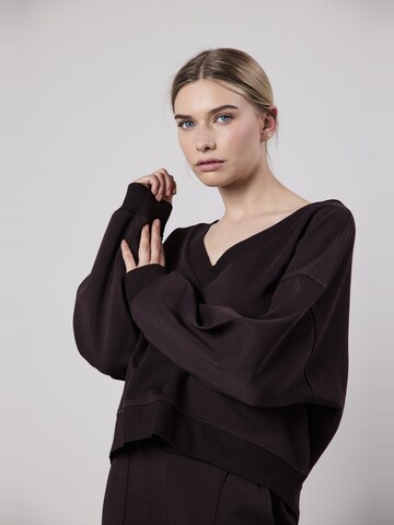 Sweat-shirt 'Felpa Scollo a V Loose Fit in Interlock Wood' OWN Off With Nature en marron
