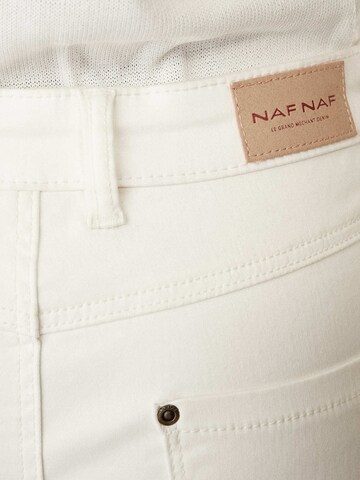 NAF NAF Slimfit Παντελόνι 'Fcoaty' σε λευκό