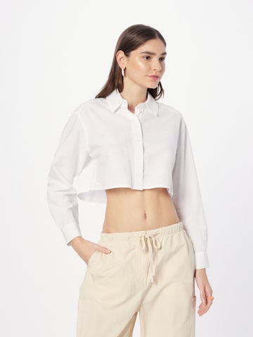 QS - Blusa em branco: frente