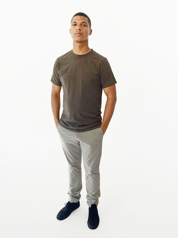 A Question Of (AQO) Bluser & t-shirts 'Anders Tee Garment Dyed' i brun: forside