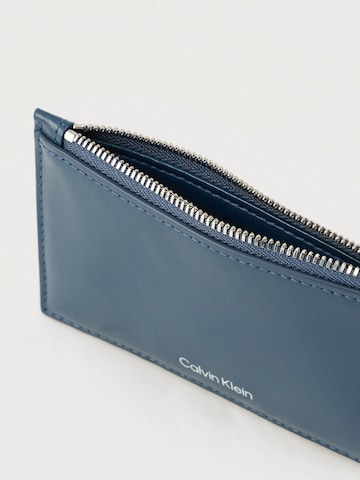 Calvin Klein Несесер в синьо