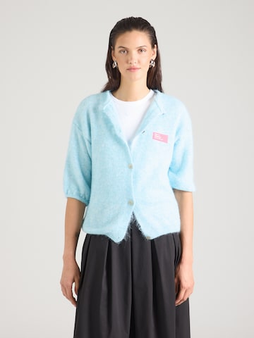 Hailys Strickjacke in Blau: Vorderseite