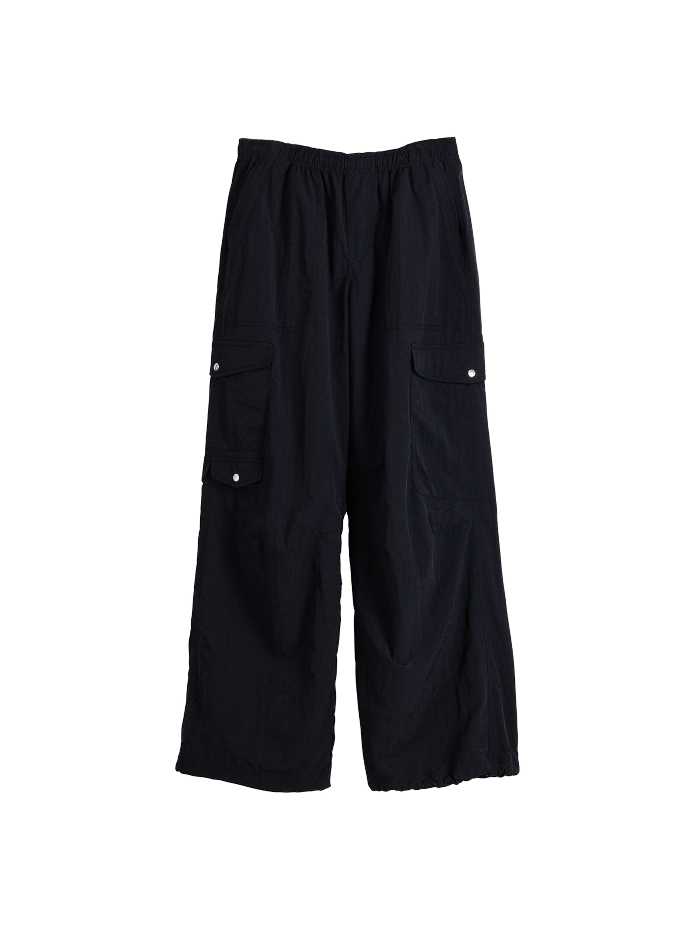 Bershka Loosefit Nadrág - fekete: elől