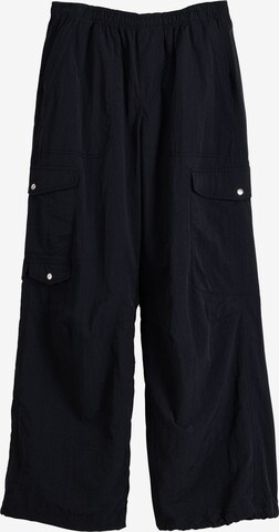 Bershka Loose fit Trousers in Black: front