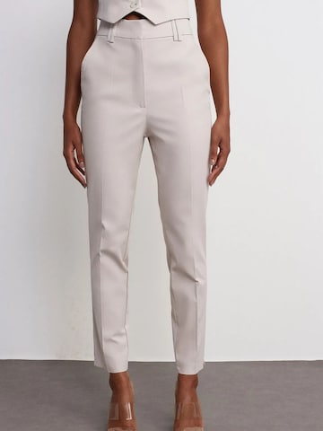 Dilvin Slimfit Hose in Beige: Vorderseite