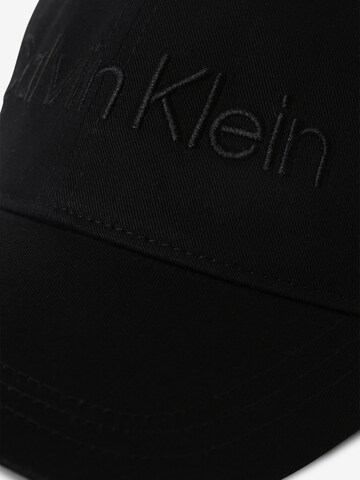 Calvin Klein غطاء بلون أسود