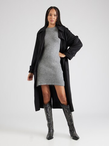 Robe 'Branka' ABOUT YOU en gris