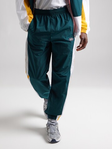UNDER ARMOUR - Tapered Pantalón deportivo en verde: frente