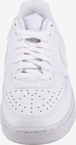 Nike Sportswear Matalavartiset tennarit 'Court Vision Next Nature' värissä valkoinen