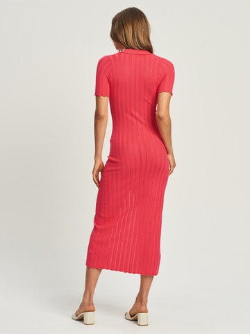 Rochie 'CLOE' de la Calli pe roz: spate