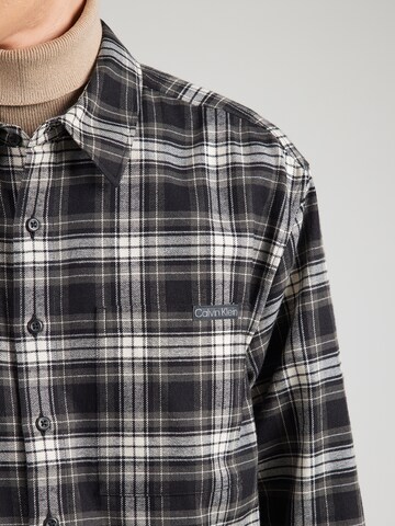 juoda Calvin Klein Jeans Patogus modelis Marškiniai