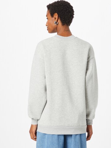 Gina Tricot Sweatshirt i grå