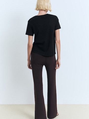 Tricou 'RITA' de la MANGO pe negru