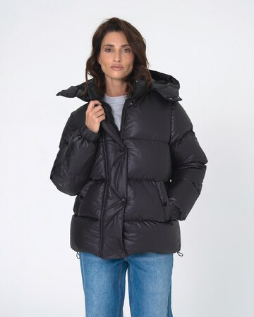 FRESHLIONS Steppjacke 'Francisca' in Schwarz: Vorderseite