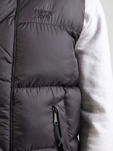 Vestă de la Superdry pe negru