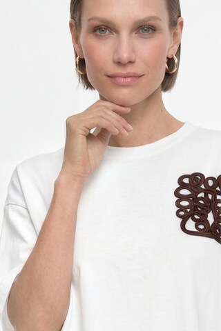 Tricou de la Rich & Royal pe alb