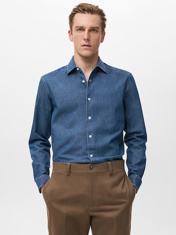 Coupe regular Chemise MANGO MAN en bleu : devant
