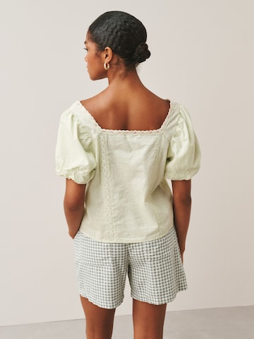 Next Regular Shorts in Grün