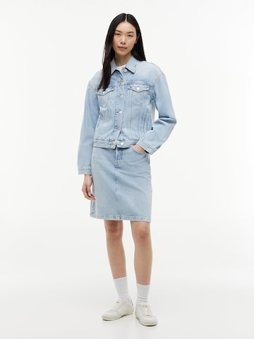 Tommy Jeans Välikausitakki värissä sininen