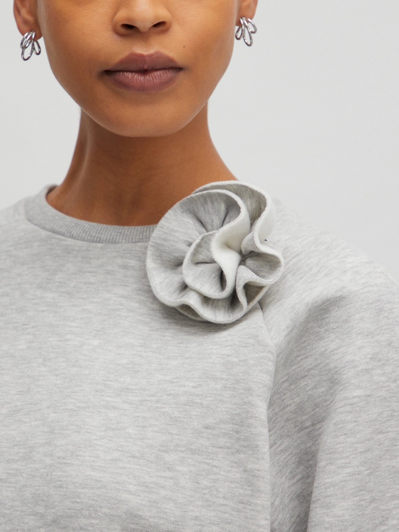 EDITED Produkte Sweatshirt 'Xezal' grau