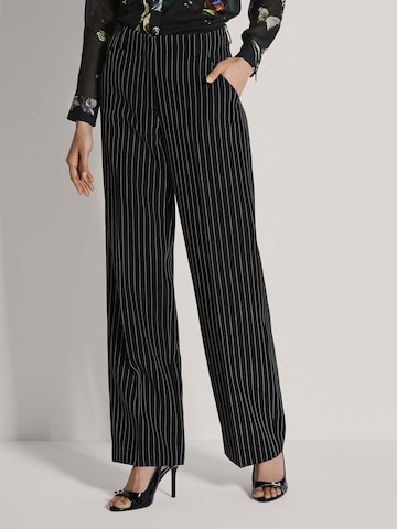 MADELEINE Wide leg Trousers with creases in Black: front