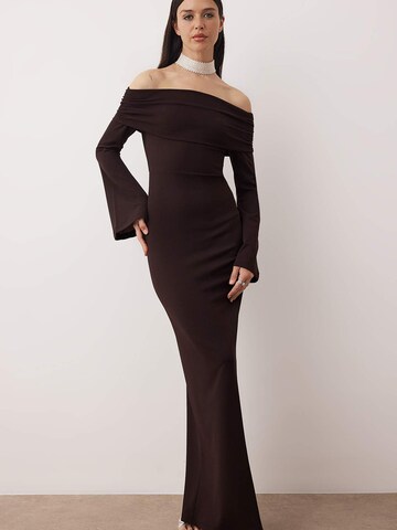 Trendyol Společenské šaty – hnědá: přední strana