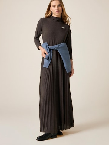 oltre - Vestido en gris