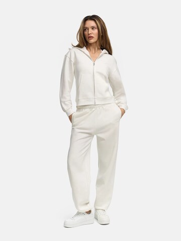 cfab (formerly creamy fabrics) - Pierna ancha Pantalón 'Everyday Carrot' en blanco