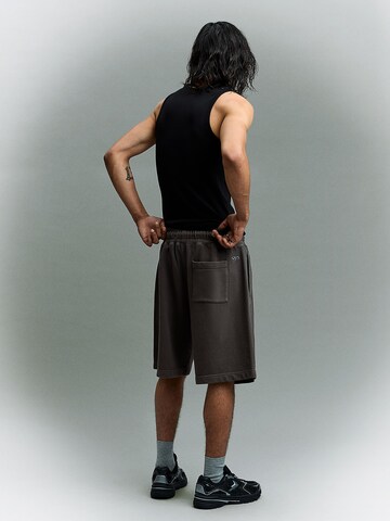 BershkaBaggy Hlače - siva boja