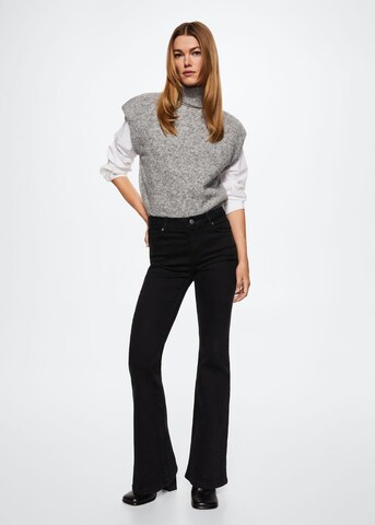 MANGO Flared Jeans in Schwarz