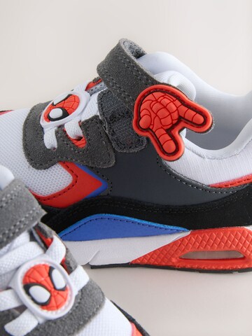 Next Σνίκερ σε κόκκινο