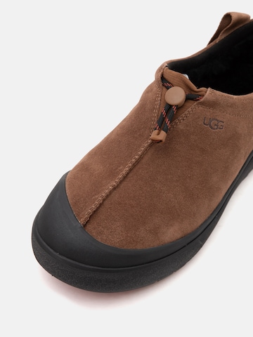 UGG - Sapatilhas slip-on 'Tasman Outpost' em castanho
