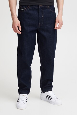 !Solid Regular Jeans in Blue: front