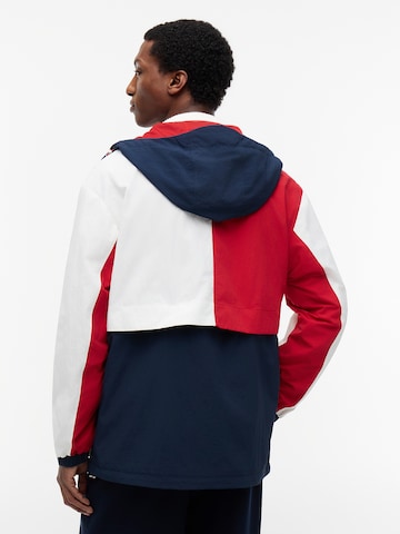 mėlyna Tommy Jeans Demisezoninė striukė