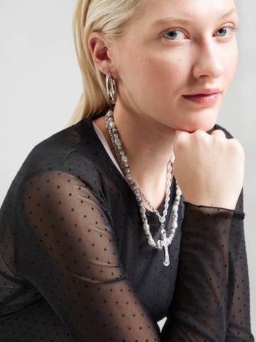 Tricou 'JINNIE' de la NÜMPH pe negru