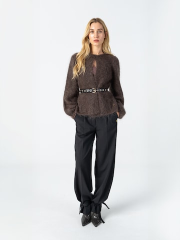 Coster Copenhagen Cardigan ' Knitted ' in Braun: Vorderseite