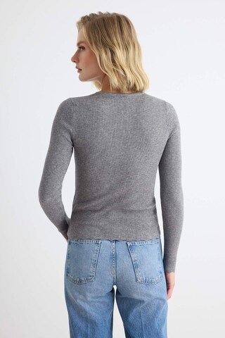 Trendyol Strickjacke in Grau