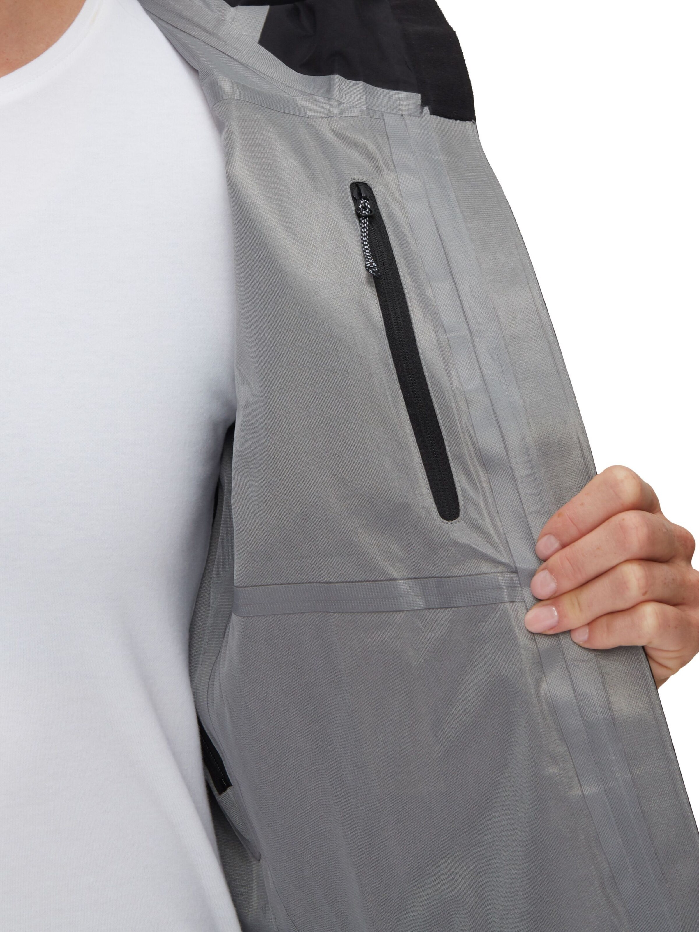 MAMMUT Outdoor Jacket in Black