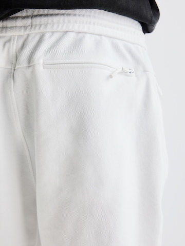 Pull&Bear Loosefit Shorts in Weiß