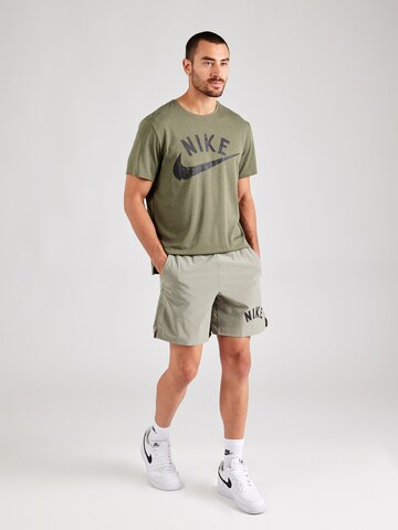 regular Pantaloni sportivi 'UNLMTD SWOOSH' di NIKE in grigio