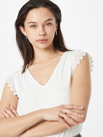 ABOUT YOU - Camiseta 'Caitlin' en blanco