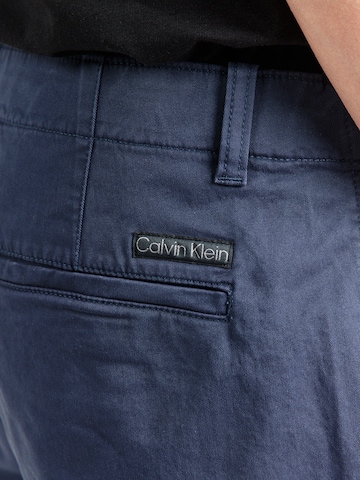 Calvin Klein Jeans Regular Chinohousut '90s Straight' värissä sininen