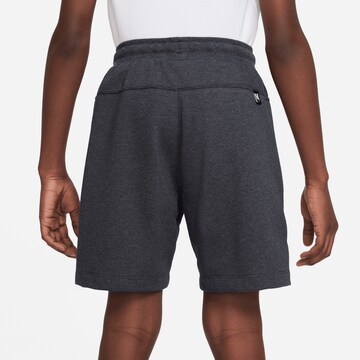 NIKE Regular Sportshorts in Grau