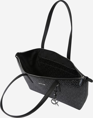 Calvin Klein Shopper in Schwarz