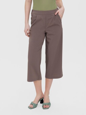 VERO MODA Wide Leg Bukser med lægfolder 'COOKIE' i brun: forside