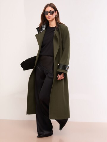 Lipsy Mantel in Grün: Vorderseite