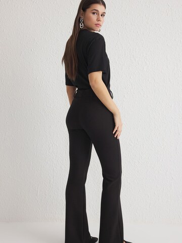 Trendyol Flared Broek in Zwart