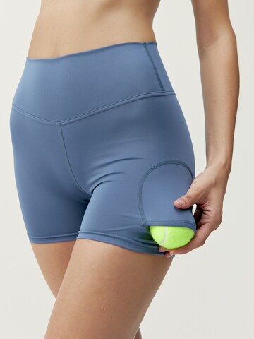 Born Living Yoga Skinny Sportshorts  'Volea' in Blau