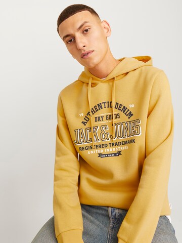 JACK & JONES Sweatshirt in Geel