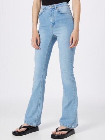 NA-KD Flared Jeans in Blauw: voorkant